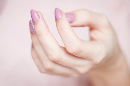 Jak bezpiecznie usunąć paznokcie akrylowe w domu