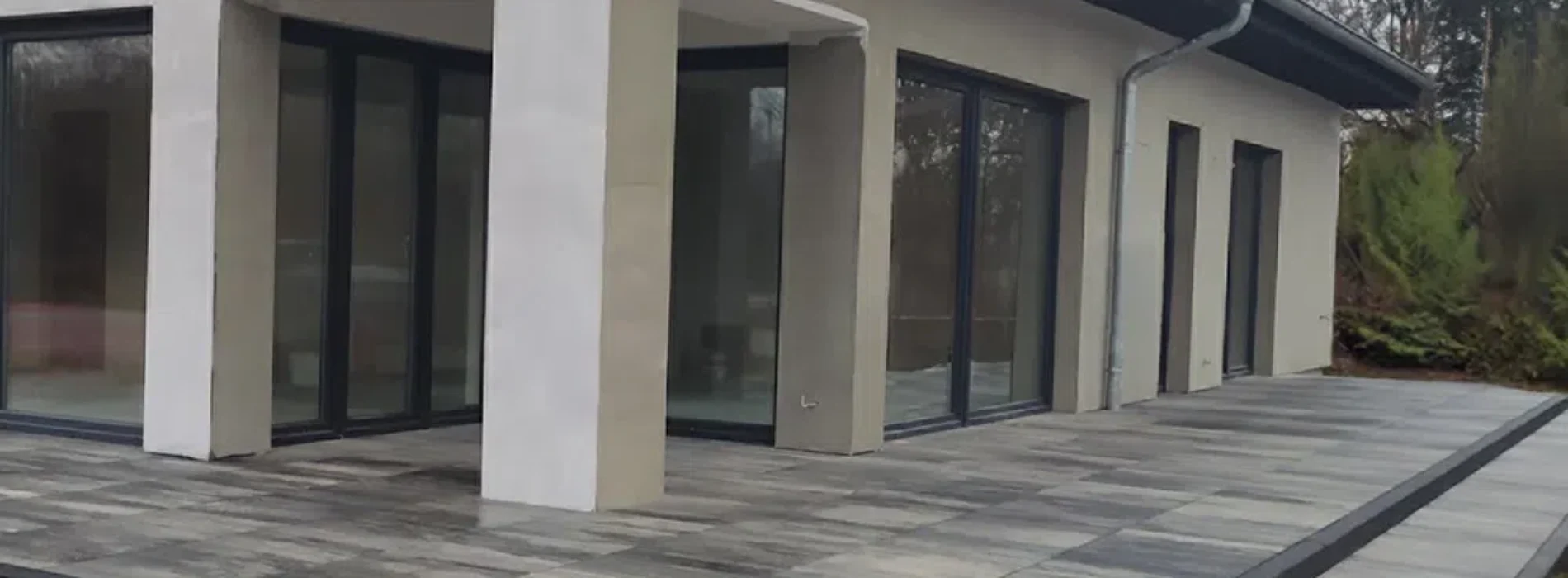 Płytki betonowe 120×60 – dlaczego to nowoczesny format do tarasów i przestrzeni zewnętrznych?